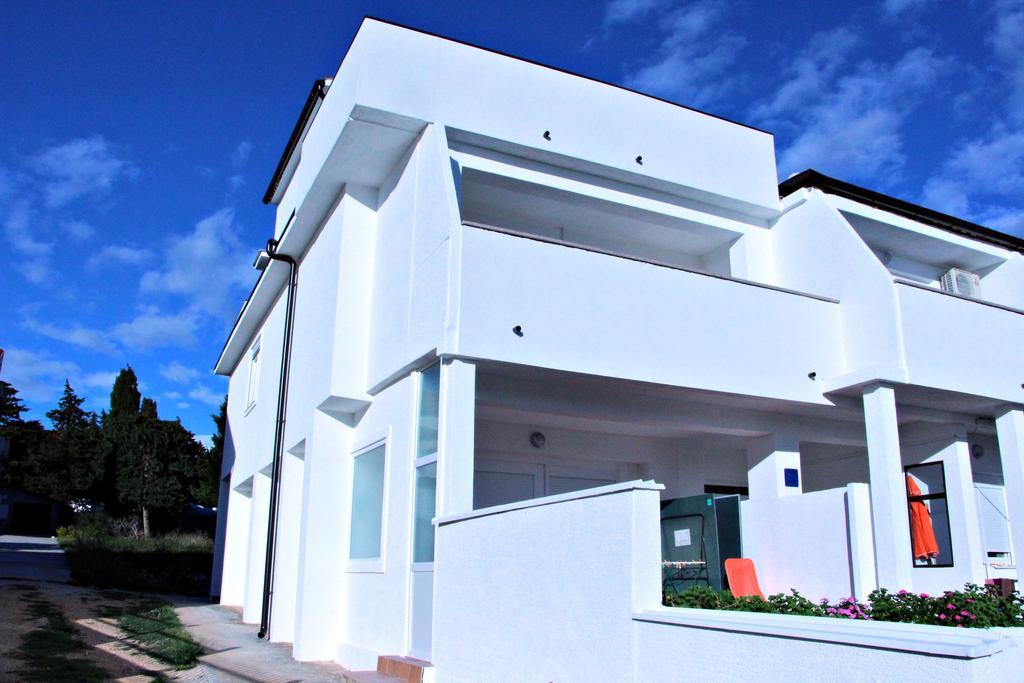 Apartments By The Sea Semy Novalja Exterior foto